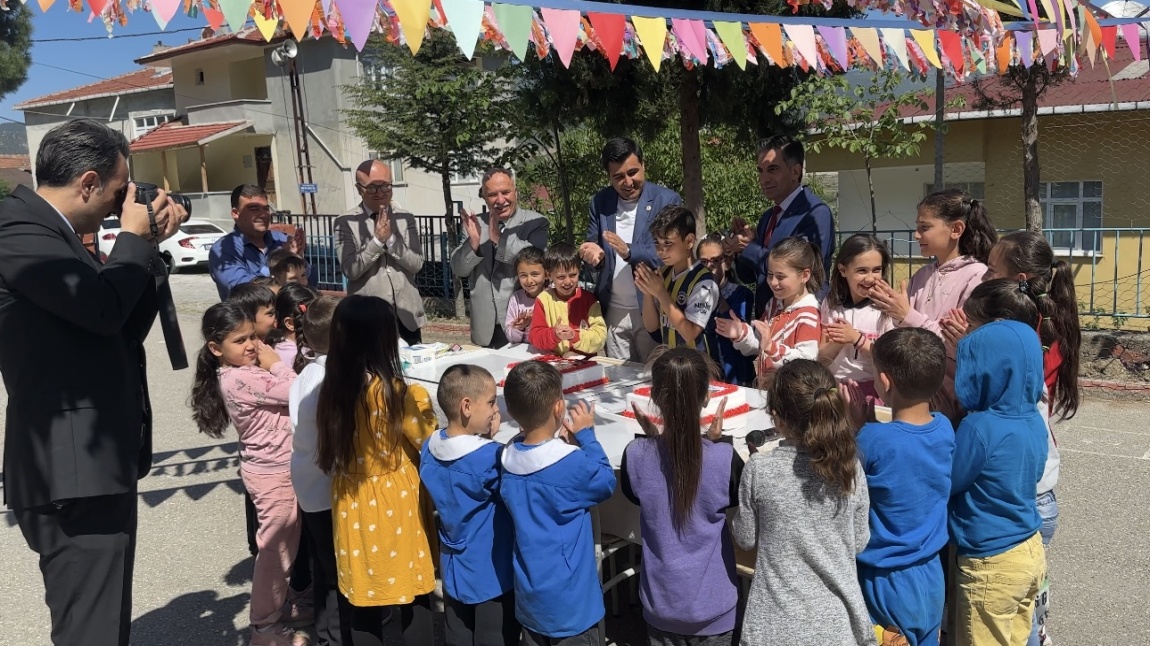 Kaymakamımız Sayın Celal GÜNGÖR 23 Nisan Ulusal Egemenlik ve Çocuk Bayramı etkinlikleri kapsamında okulumuzu ziyaret etti.