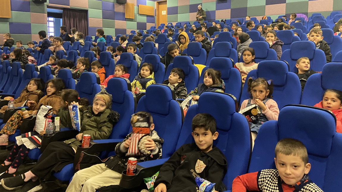 Cumhuriyet İlkokulu Sinemada 