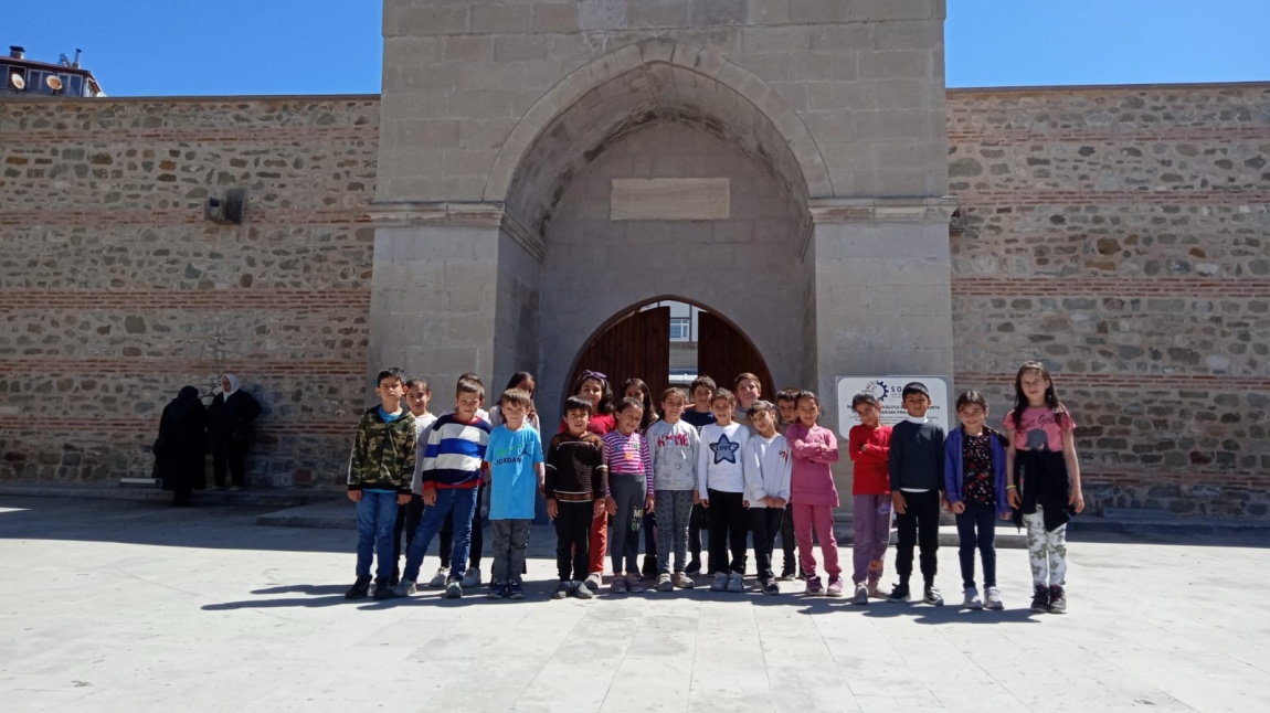 Sinop Tarihini Öğreniyor Projesi kapsamında 3. Sınıf öğrencilerimiz ile birlikte Tarihi Durakhan ve Tarihi İsmail Bey Camiisine gezi düzenlendi.