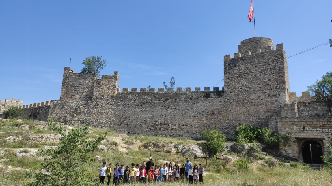 Sinop Tarihini Tanıyor Projesi kapsamında 3. sınıf öğrencilerimizle Boyabat Kalesi ve Boyabat Müzesi’ne  gezi düzenlendi.